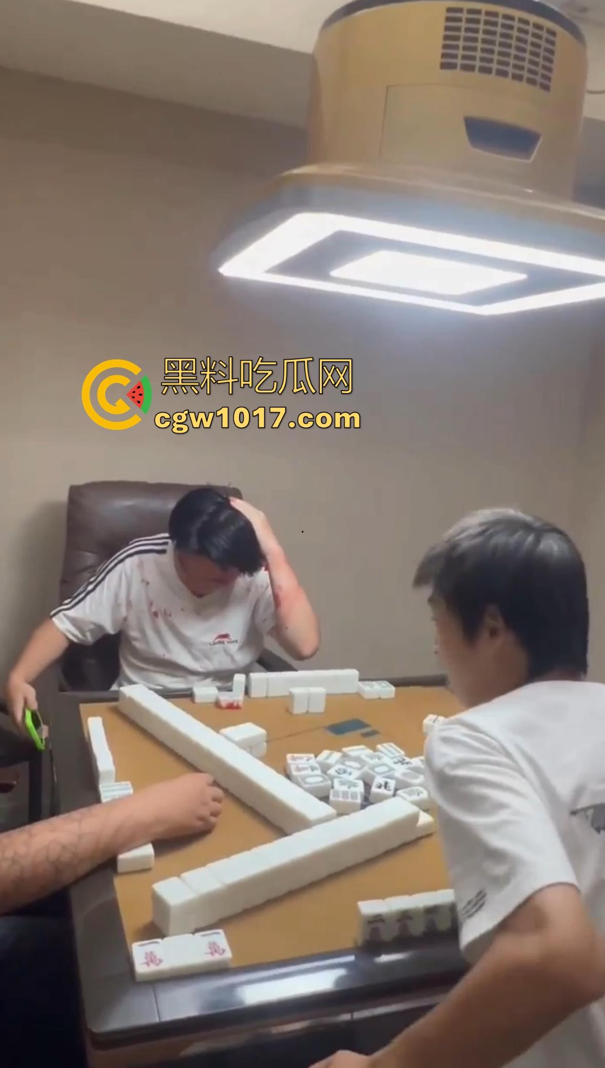 抖音热搜精神小伙1秒18拳完整视频!国服达摩申请出战,精神小伙飞身跃起暴击输出,只因怀疑牌友摸女友手!-10