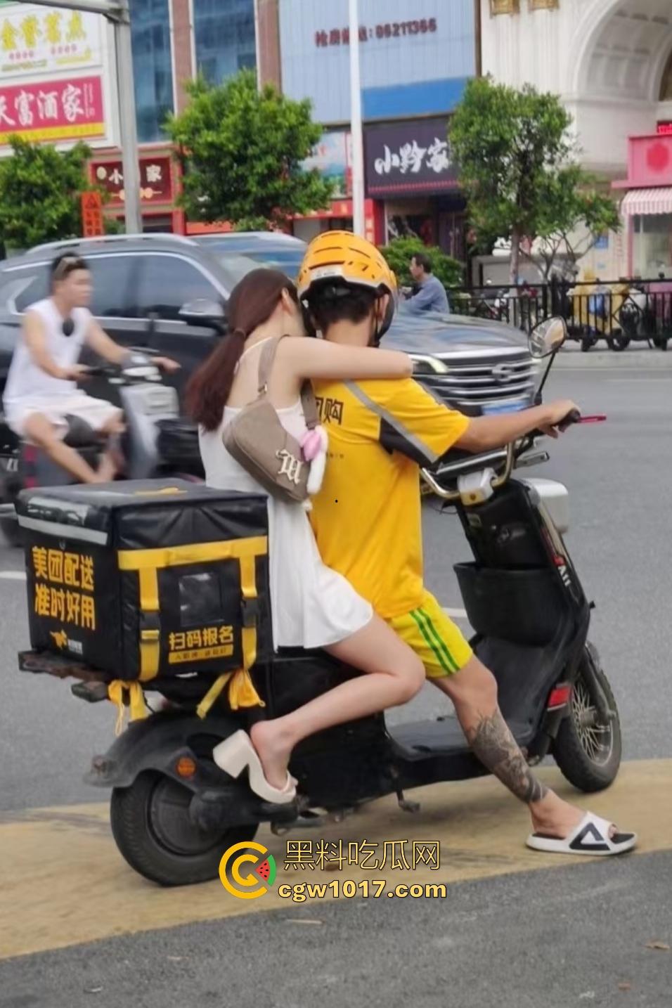 11月17日交警拖车引骑手强烈不满,外卖小哥怒砸电动车,多人拉扯互殴现场混乱,饿了么小哥直接吼警察!-5