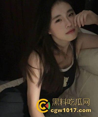 骚是演不出来的！极品骚货看到大鸡巴的脸上都洋溢着笑容，露脸舔硬狂暴骑乘，各种姿势求操求射，这婊子太会玩！-1