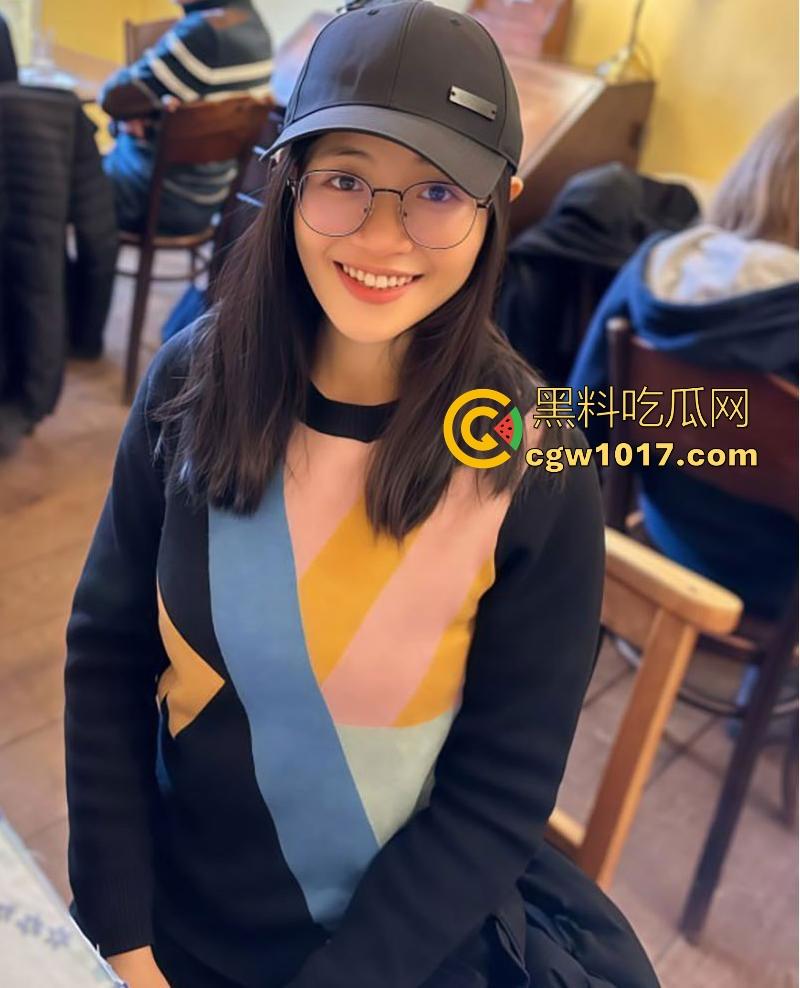 武汉大学淫荡眼镜女大,下贱的发情母狗!骚逼痒得受不了自己拿跳蛋和假阳具猛干,操到外翻喷水、眼翻白才肯停!-1