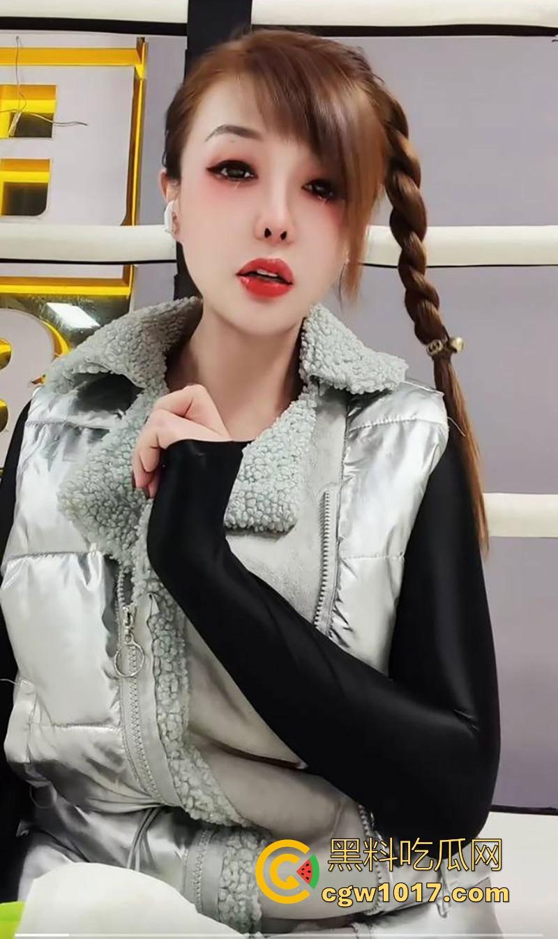 快手熟女网红【琨琨姐姐】裸聊视频曝光，气质人妻一对一裸聊，豹纹黑丝揉奶抠逼，极品熟女就是懂你！-7