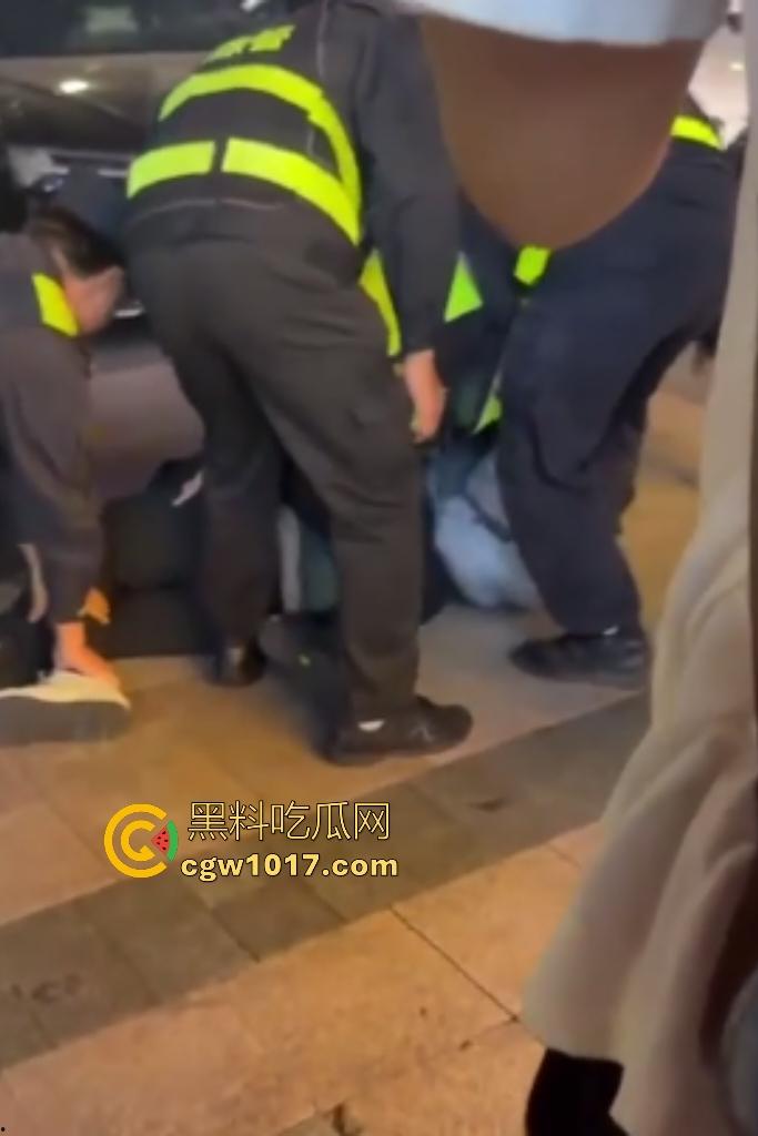 11月17日晚广东珠海拱北火车站突发持刀伤人事件,男子随机追砍路人多人受伤,保安联合警方制服嫌疑人!-6