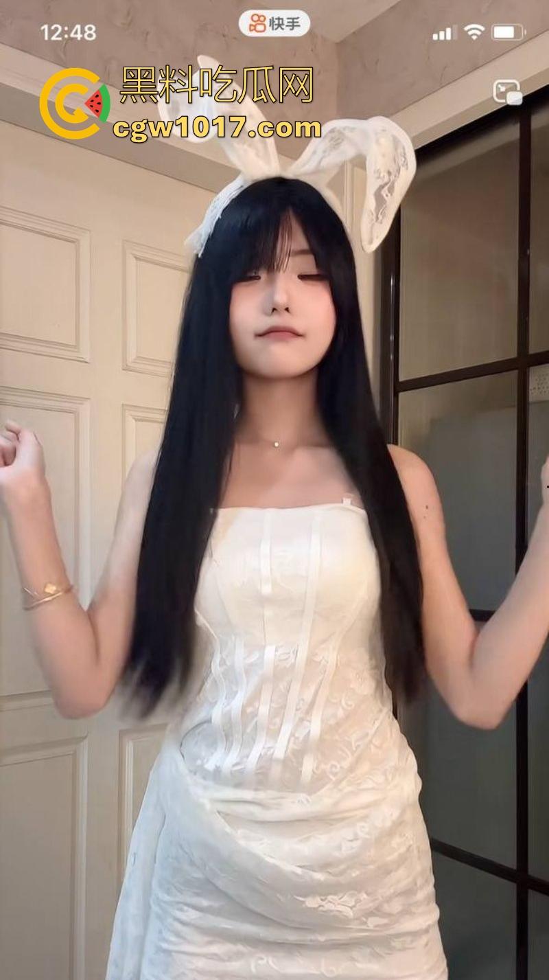 快手可爱网红【酱酱】榜一福利私拍流出，重金下的骚逼模样，吊带白丝紧裹美腿，扭腰摆臀骚舞，很诱惑！-2