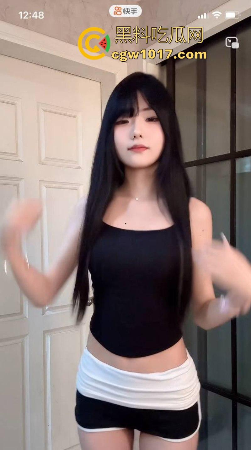 快手可爱网红【酱酱】榜一福利私拍流出，重金下的骚逼模样，吊带白丝紧裹美腿，扭腰摆臀骚舞，很诱惑！-6