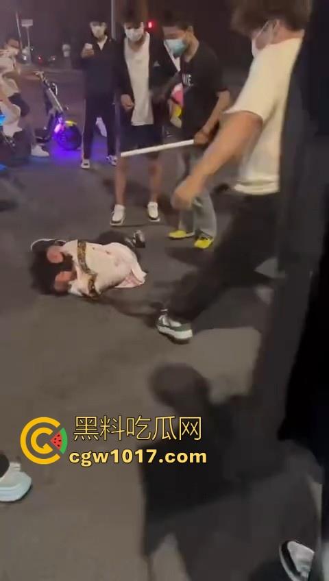 精神小伙街头围殴，骑着鬼火拿着铁棍上来抡，打得满身是学，年轻人打人真的没轻没重的！-3