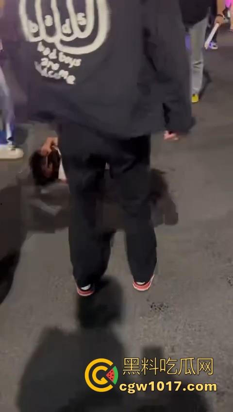 精神小伙街头围殴，骑着鬼火拿着铁棍上来抡，打得满身是学，年轻人打人真的没轻没重的！-4