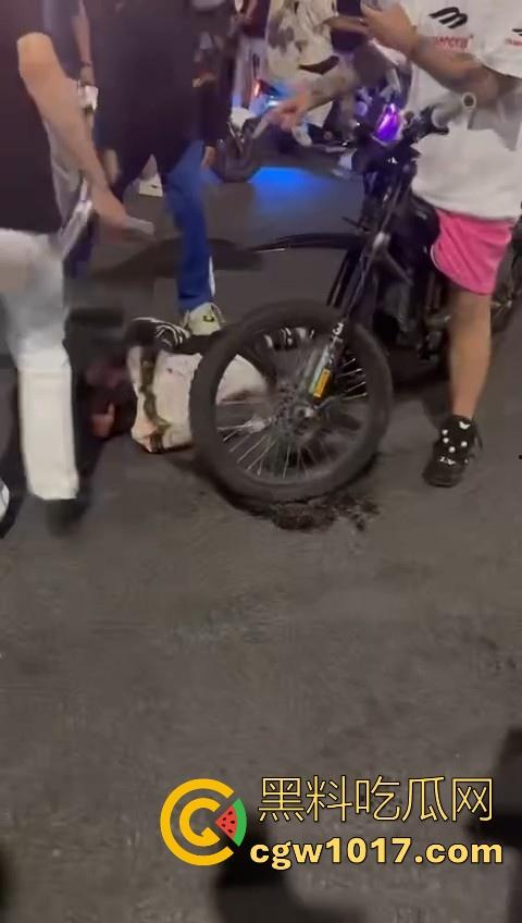 精神小伙街头围殴，骑着鬼火拿着铁棍上来抡，打得满身是学，年轻人打人真的没轻没重的！-6