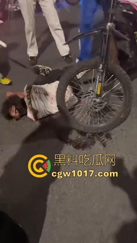 精神小伙街头围殴，骑着鬼火拿着铁棍上来抡，打得满身是学，年轻人打人真的没轻没重的！-7