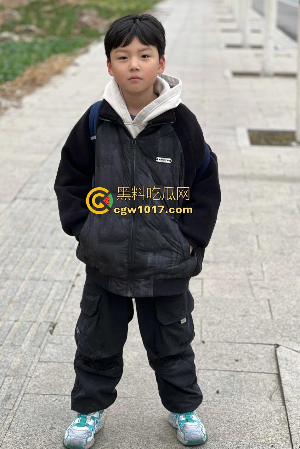 小儿子被妈妈强迫亲脚，隔肉丝亲B搞得老妈还淫叫，被脚压着头去舔还嫌弃，小伙子我劝你别不识好歹？-2