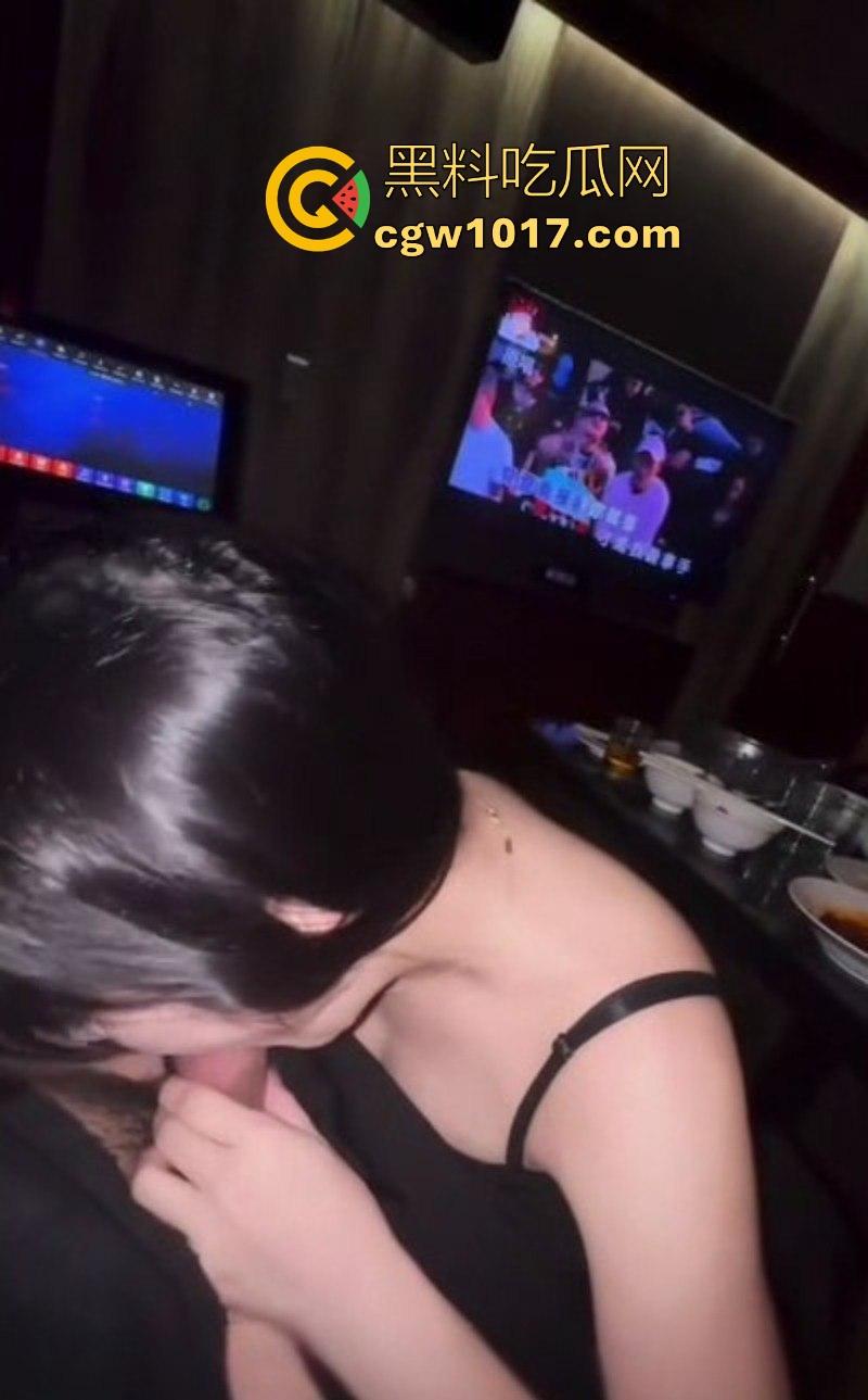 两杯酒下肚高颜值腼腆公主秒变舔屌魅魔！KTV包厢内彻底放开，露脸跪地口交深喉，哪眼神感觉要吃人！-6