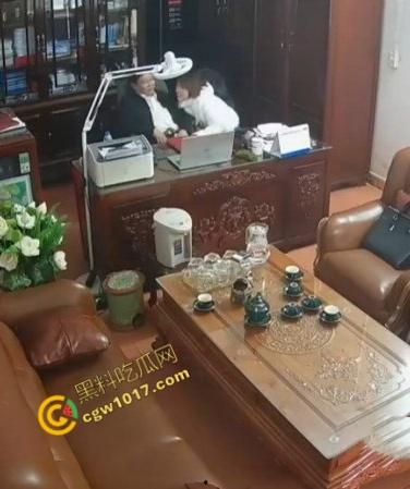 越南宁平海后校领导办公室淫乱大揭秘:校长与众美女狂野博弈!性爱视频曝光,校园内春光无限,道德沦丧!-5