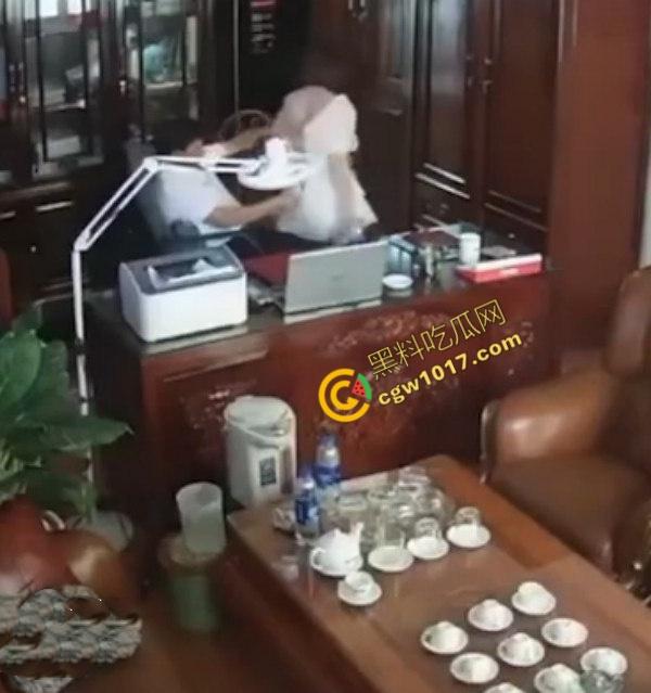 越南宁平海后校领导办公室淫乱大揭秘:校长与众美女狂野博弈!性爱视频曝光,校园内春光无限,道德沦丧!-6