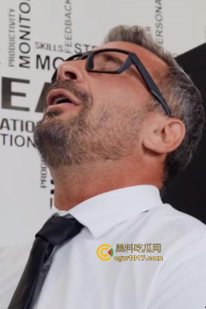 欧美职场痴女【Hailey Rose】和好友双飞上司!诱惑上司后入猛干,操着B嘴里还舔着脚,灶台都快要翻了!-1