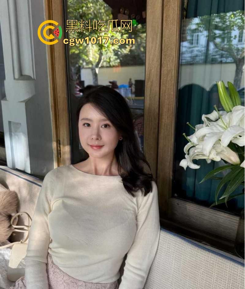 跟嫂子的刺激性爱！嫂子边跟网聊网友聊天边被操，强忍着大鸡巴的捅入，激动的高潮喷了两次，网友也听到撸射！-2