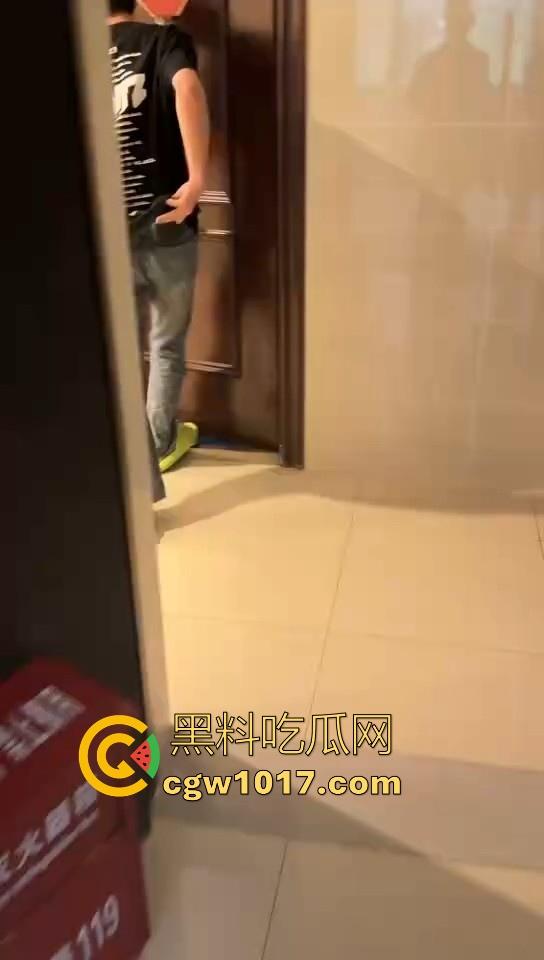 精神小伙上门捉奸！正准备脱裤子开操就遭正牌男友当场捉个正着，拳打脚踢还用菜刀架脖子上！逼没操到被打了一顿！-1