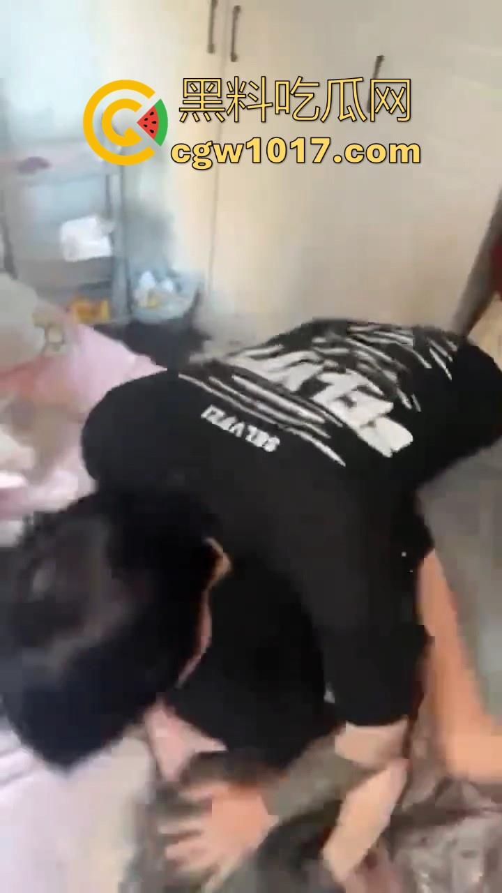 精神小伙上门捉奸！正准备脱裤子开操就遭正牌男友当场捉个正着，拳打脚踢还用菜刀架脖子上！逼没操到被打了一顿！-2