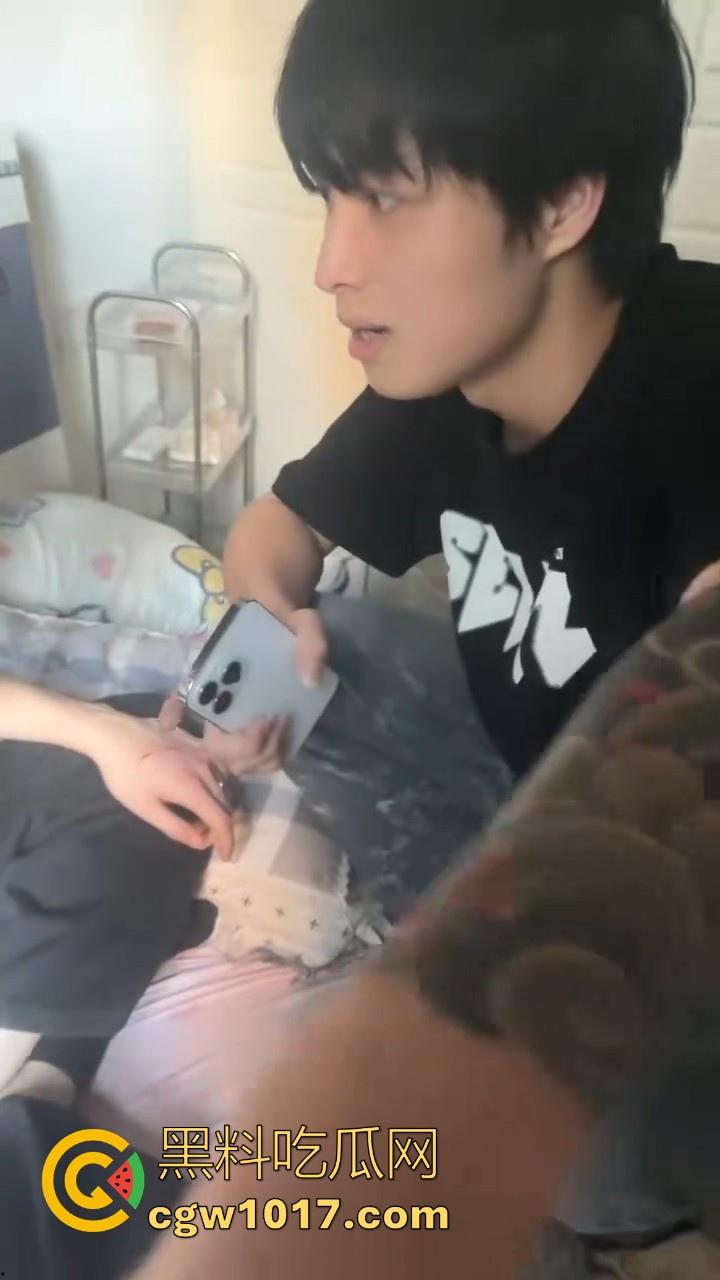 精神小伙上门捉奸！正准备脱裤子开操就遭正牌男友当场捉个正着，拳打脚踢还用菜刀架脖子上！逼没操到被打了一顿！-7