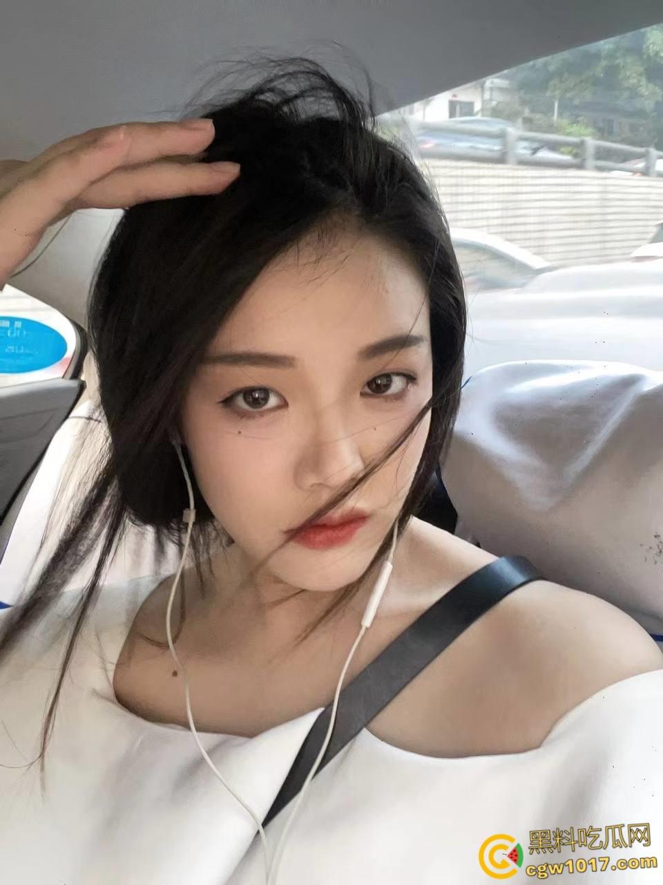 看着沙发上的性感姐姐，撕烂姐姐的丝袜猛吸嫩穴，还把鸡扒强行塞入她的嘴，极品翘臀打桩感十足 ！-1