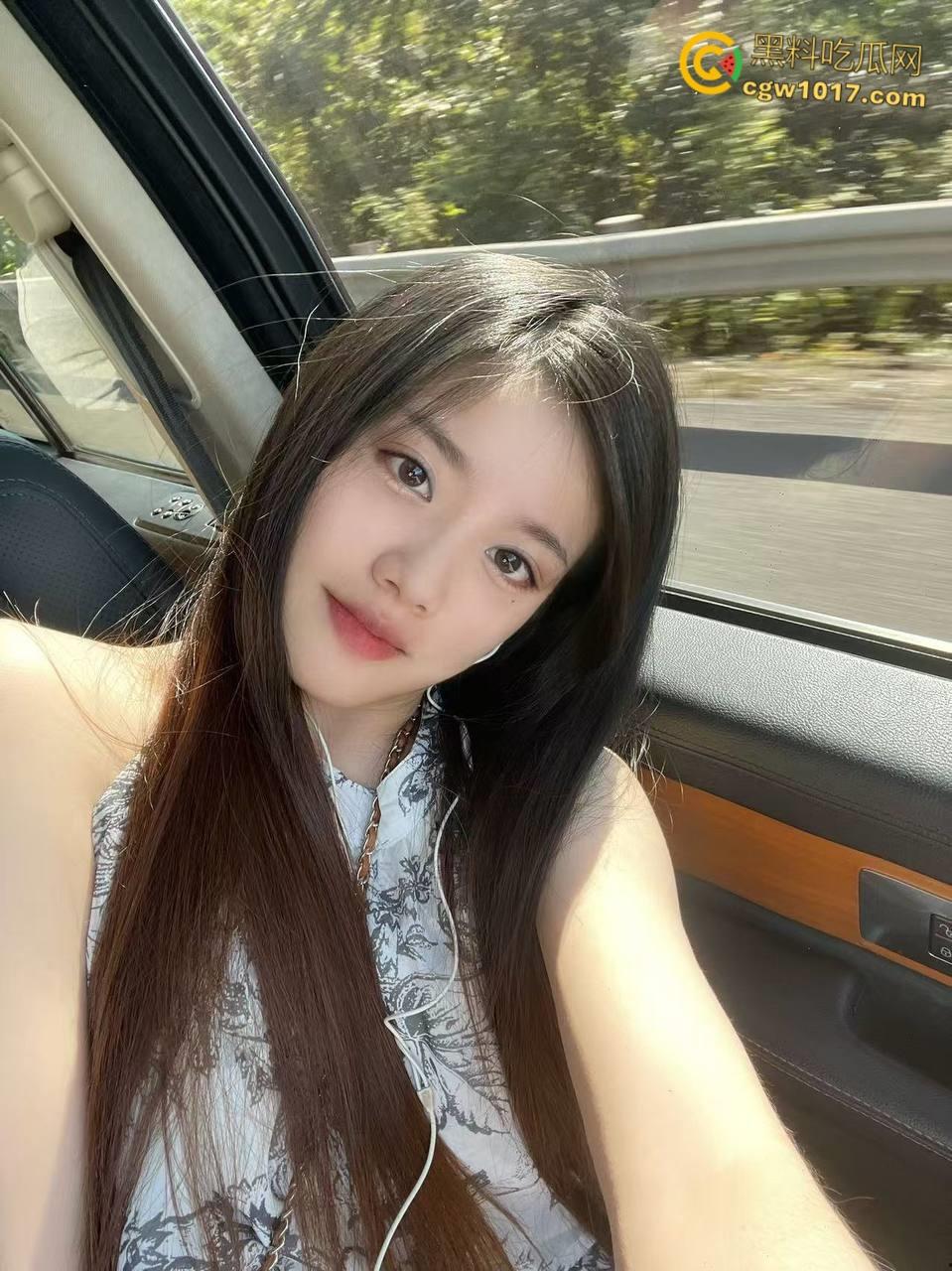 看着沙发上的性感姐姐，撕烂姐姐的丝袜猛吸嫩穴，还把鸡扒强行塞入她的嘴，极品翘臀打桩感十足 ！-2