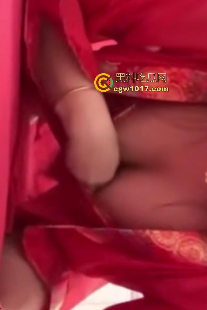 抖音四川妹子【香菜圆子】榨精视频!反差人设拉满穿红色新娘衣自摸奶子,不知道金主得射多少次哦!-7
