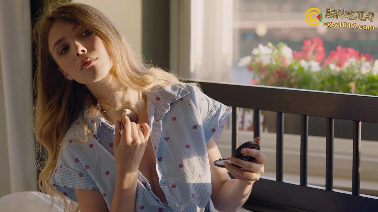 乌克兰女神【Mila Azul】,在柔和的晨光里露胸挑逗,化妆笔自慰唯美十足,优雅与性感的完美结合!-5