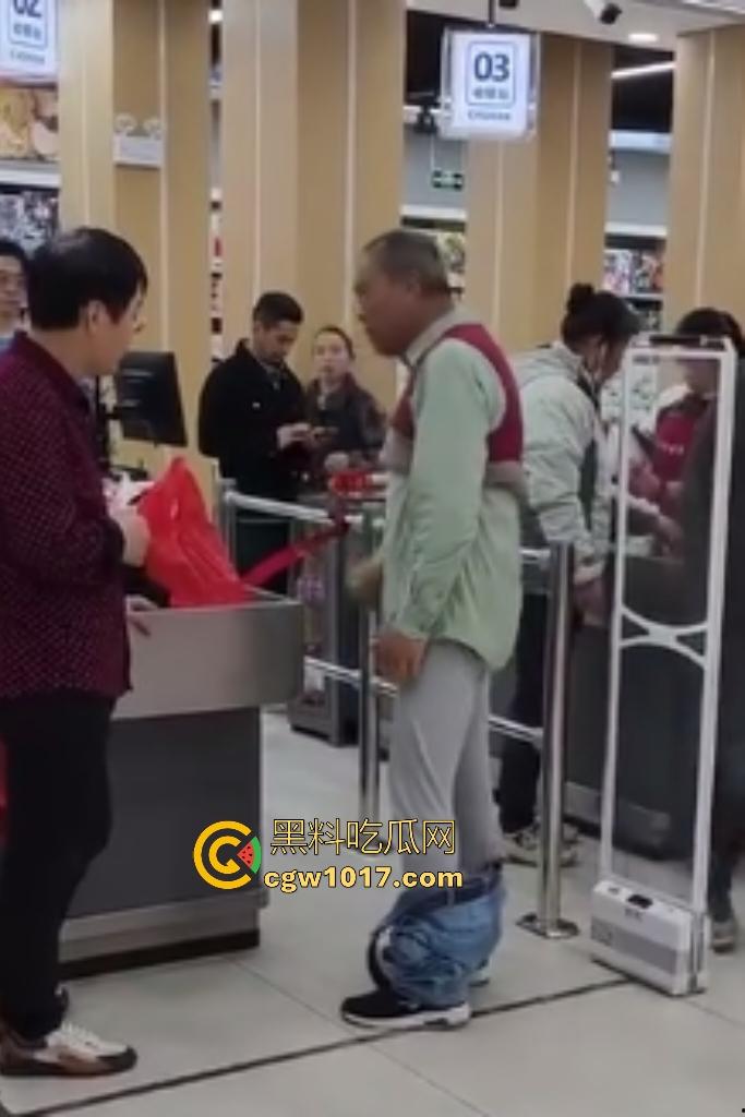 河北超市机器响工作人员逼老人脱光自证清白，还要搜身，这太过分了，大爷说“骗我脱完就不管了”？-2