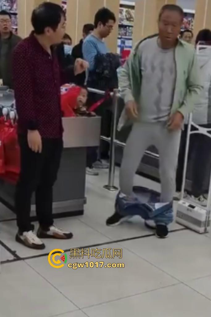 河北超市机器响工作人员逼老人脱光自证清白，还要搜身，这太过分了，大爷说“骗我脱完就不管了”？-4