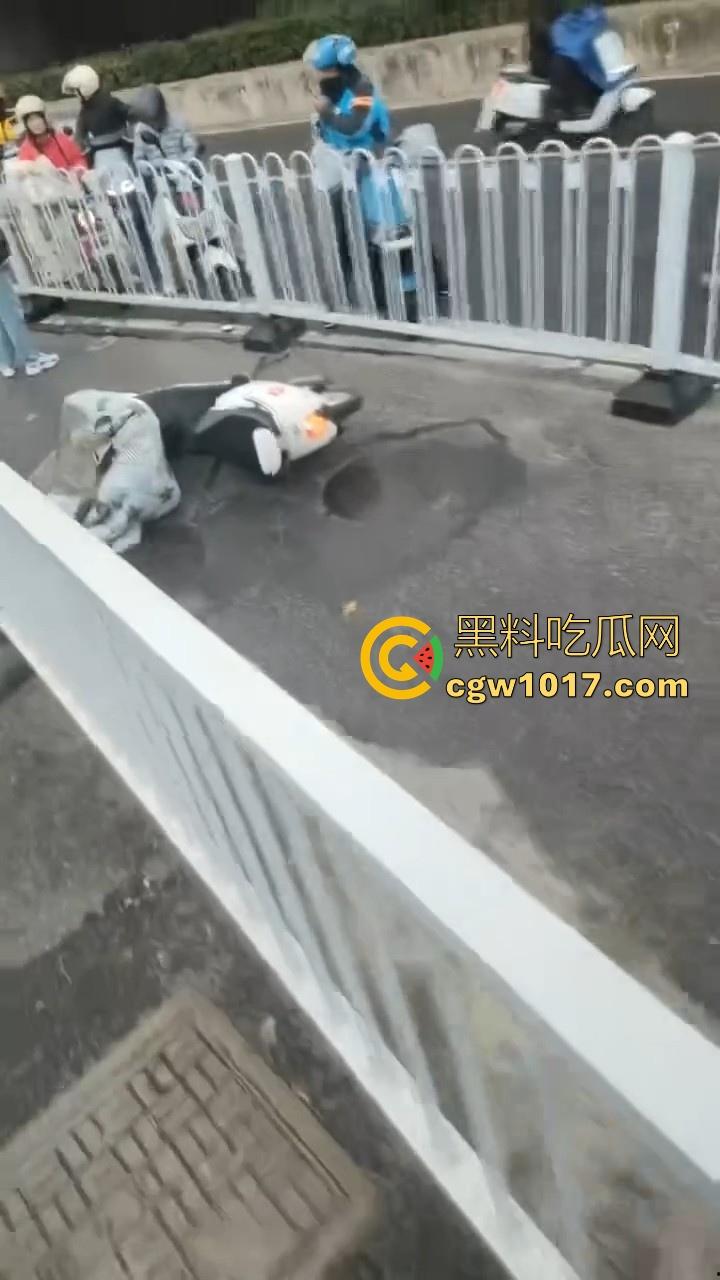 江苏南京中央门立交桥轿车猛冲入人行道，接连撞翻多辆电动自行车，多名行人受伤倒地昏迷，又是报复社会吗？-5