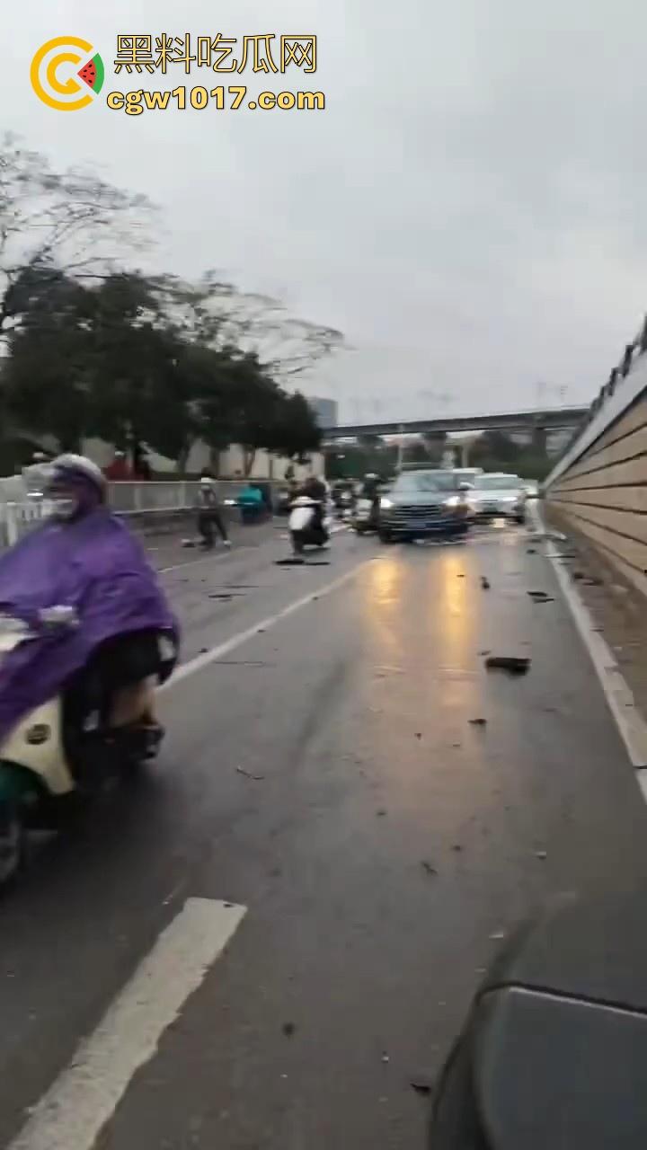 江苏南京中央门立交桥轿车猛冲入人行道，接连撞翻多辆电动自行车，多名行人受伤倒地昏迷，又是报复社会吗？-7