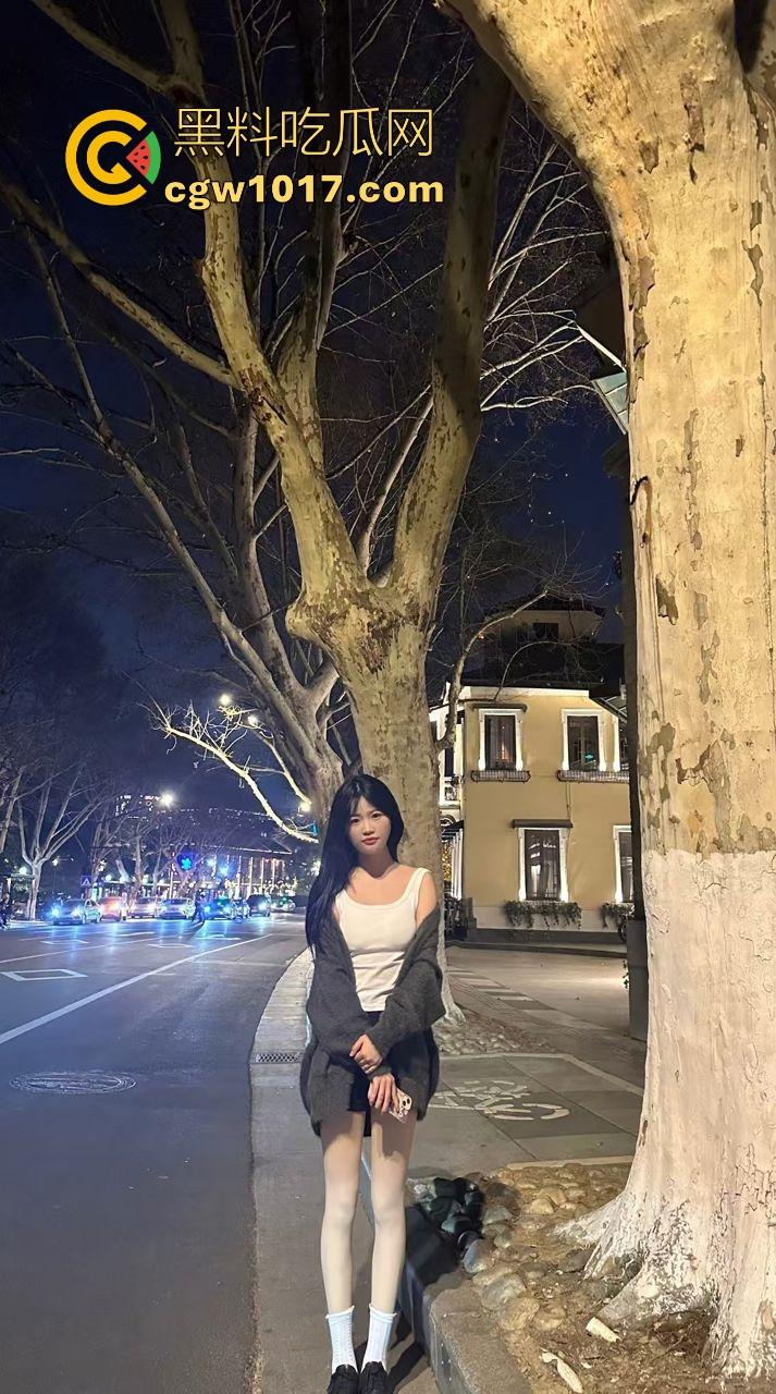 调教淫荡小母狗！不折不扣的M属性骚逼，风油精红绳摩擦娇嫩阴唇，致菊花塞入超长拉珠，各种骚操作只为金主开心！-2