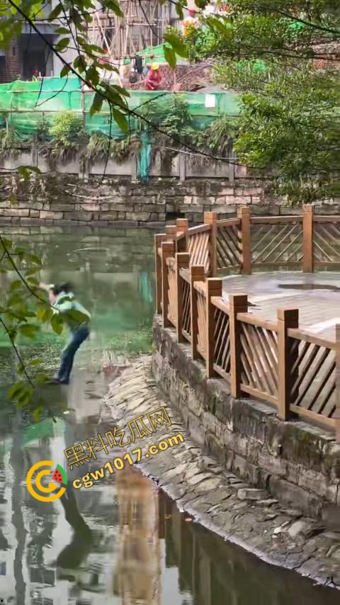 重庆湖边惊魂：绝望女子跳湖，勇敢路人生死救美，惊险拯救，揪心一刻，心跳加速，惊险刺激！-3