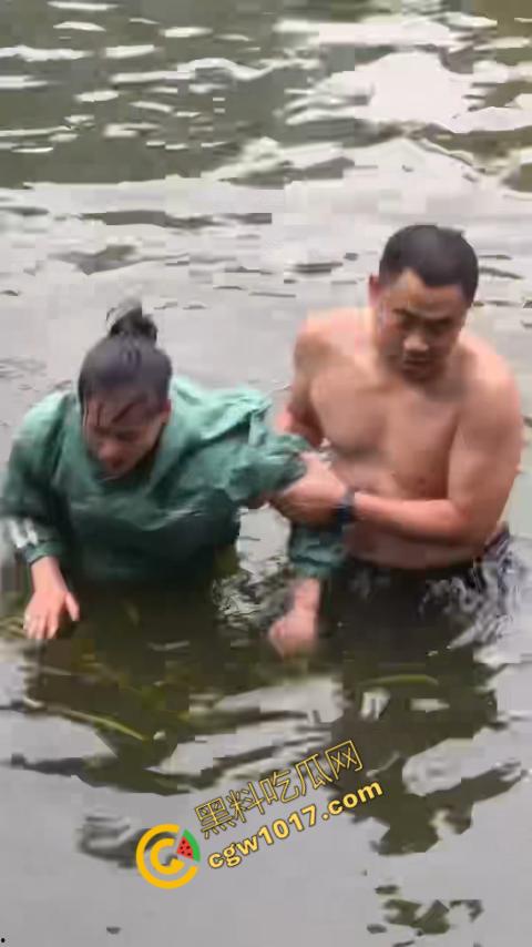 重庆湖边惊魂：绝望女子跳湖，勇敢路人生死救美，惊险拯救，揪心一刻，心跳加速，惊险刺激！-9