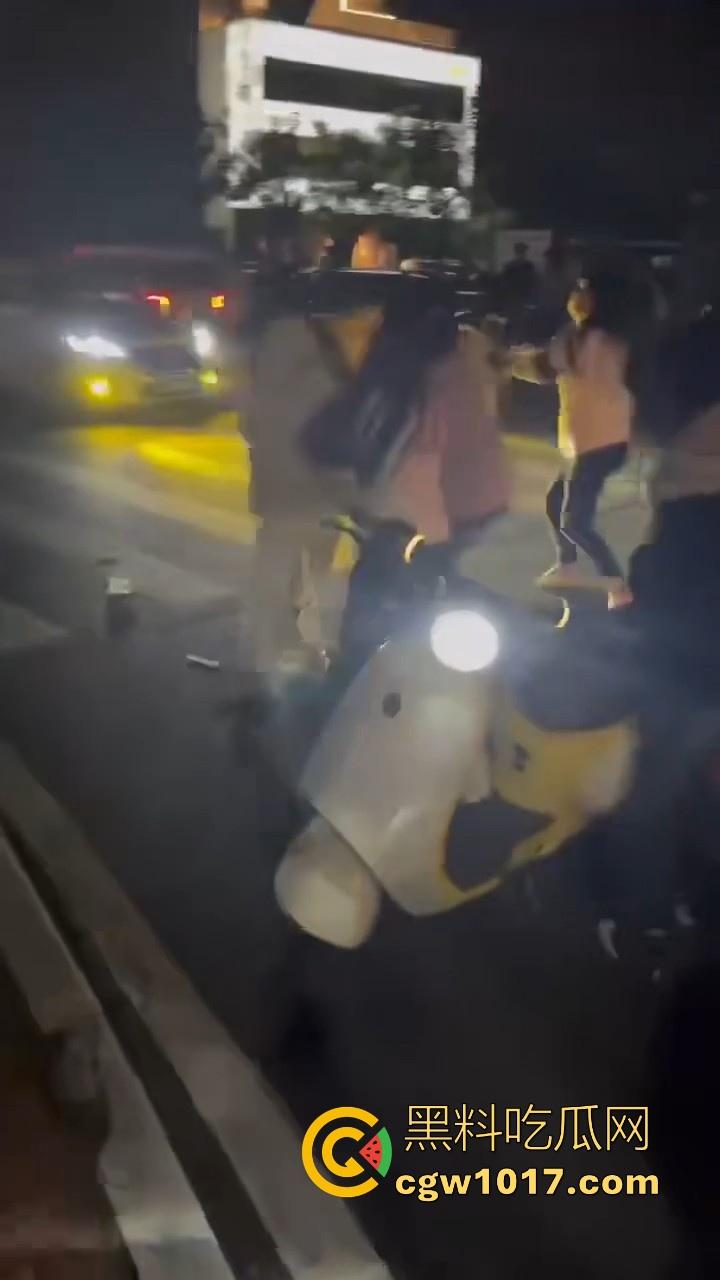 广东潮汕精神小妹街头火拼！多人围殴两人，扯头脚踢肚子跟下体，打得有来有回，好看精神小妹打架观赏性就很足！-7
