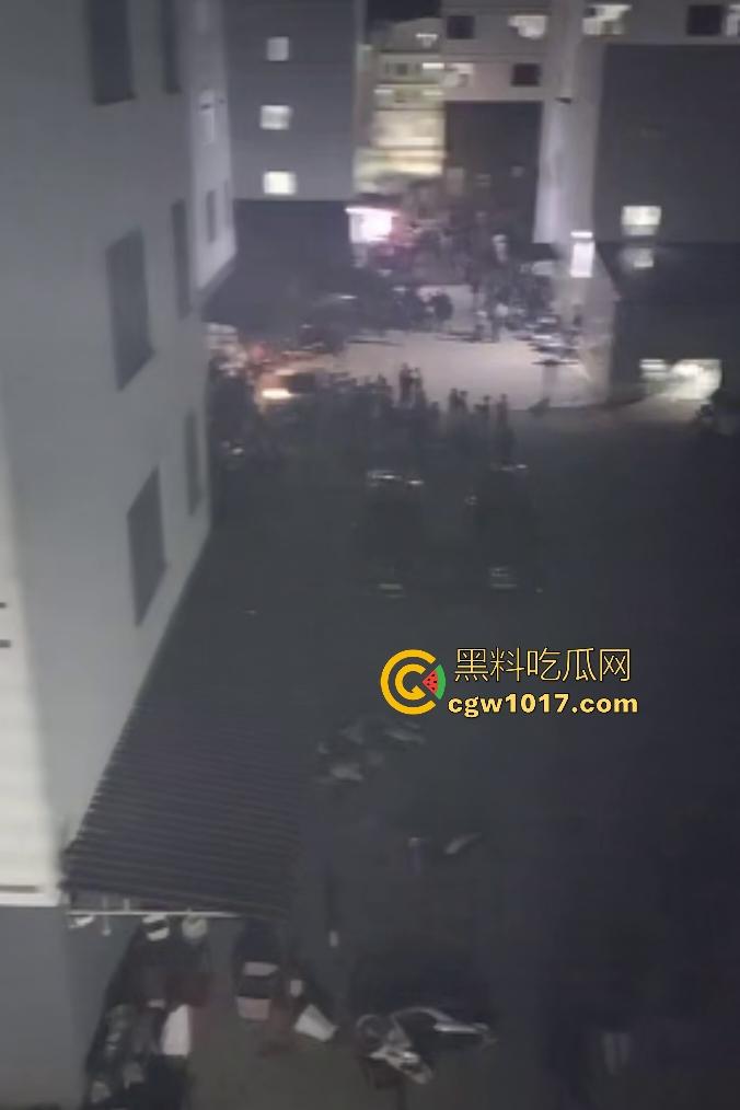 11月13日柬埔寨木牌金星园区大规模猪仔暴动,现场乱成一锅粥还有人开枪,赚不到钱猪仔们都集体起义了?-1