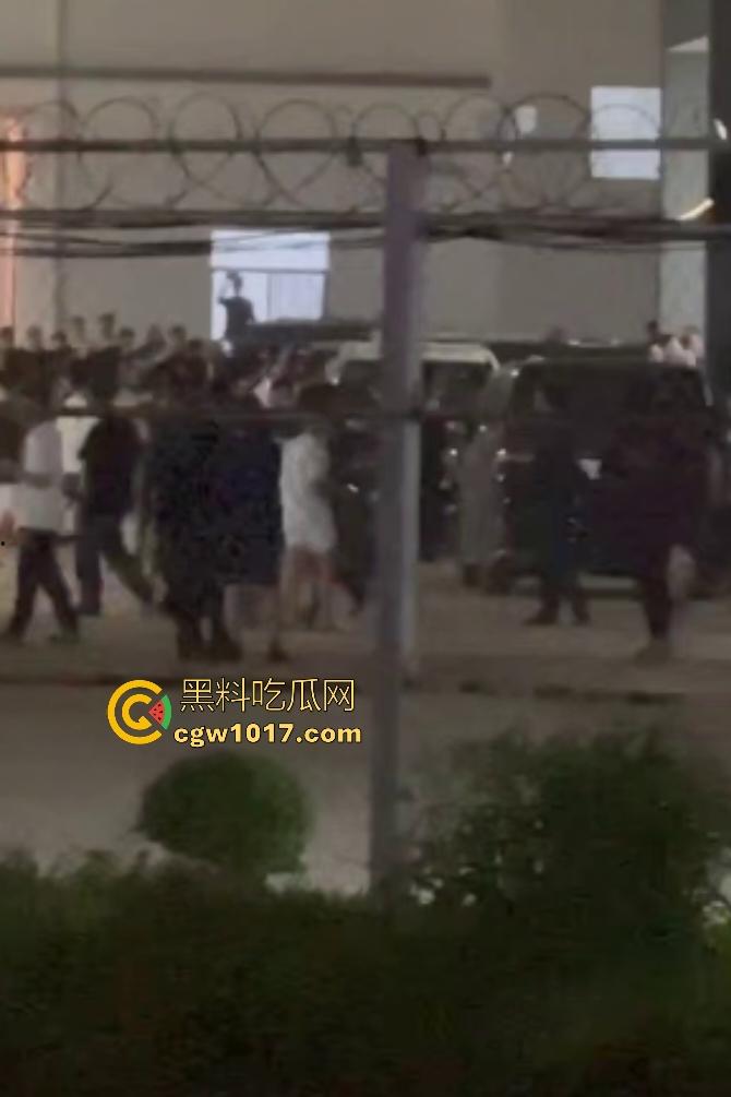 11月13日柬埔寨木牌金星园区大规模猪仔暴动,现场乱成一锅粥还有人开枪,赚不到钱猪仔们都集体起义了?-3