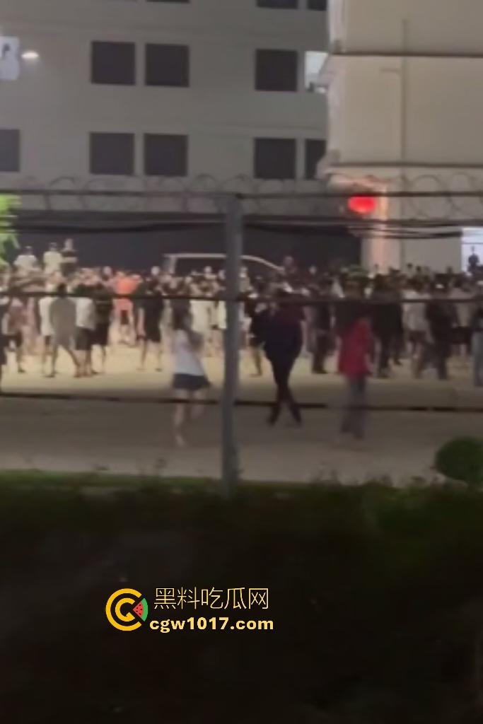 11月13日柬埔寨木牌金星园区大规模猪仔暴动,现场乱成一锅粥还有人开枪,赚不到钱猪仔们都集体起义了?-5