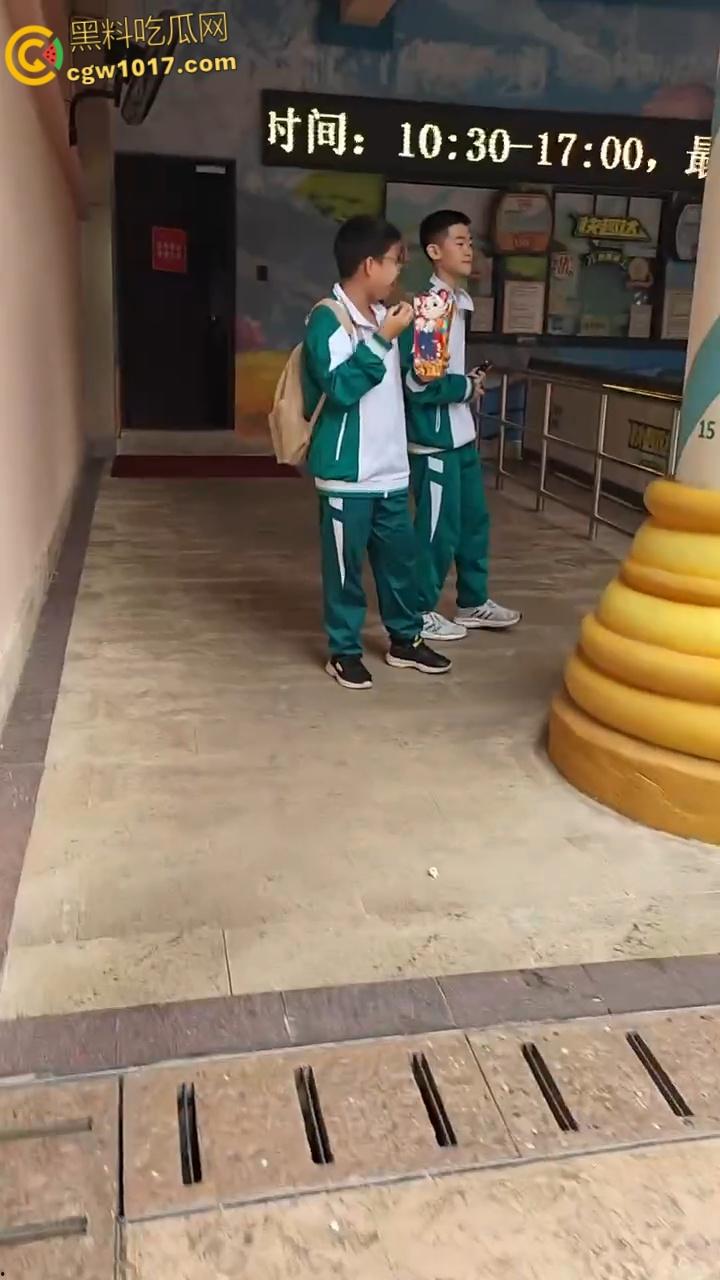 广州长隆野生动物园，长裙美女为狗大闹，不听劝阻当街闹事，怒砸玩具车扔路人，最终被安保人员请出 ！-1