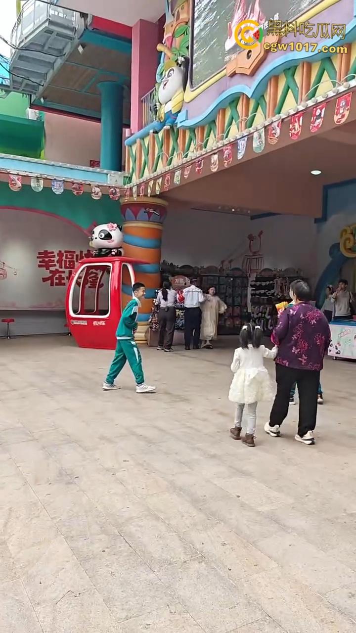 广州长隆野生动物园，长裙美女为狗大闹，不听劝阻当街闹事，怒砸玩具车扔路人，最终被安保人员请出 ！-5