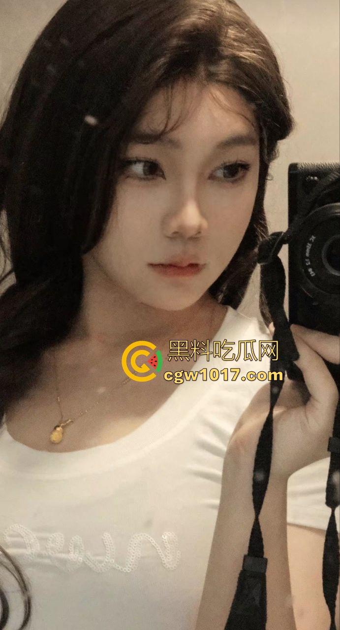 网黄摄影佬日常工作生活状态，拍性感模特私下约有同样爱好的反差尤物，真正吃得好的兄弟，真的不会对外说的！-9