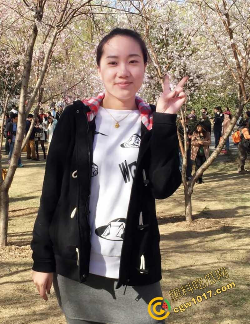 震撼!: 美艳人妻【刘珊】的淫荡云盘大揭秘:奶子弹跳嫩穴淫水直流,裸操同框引群众围观狂欢!-1