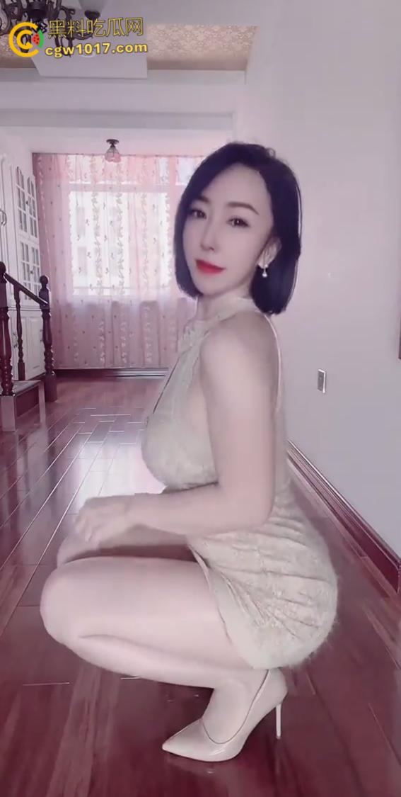 抖音短发少妇【酥酥麻麻】，韵味反差巨乳尤物，与金主一对一风骚揉奶，吊带丝袜抠逼自慰，淫水四溢！-4