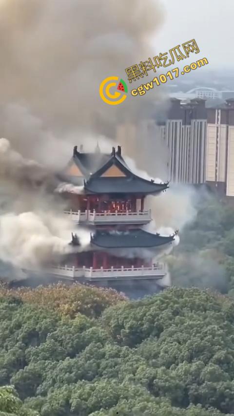 张家港凤凰山火焰翻腾:古寺在烈火中化为飞灰,黑烟滚滚,古建焦黑,无情怒火吞噬文化遗珍,可怕景象令人心碎-7