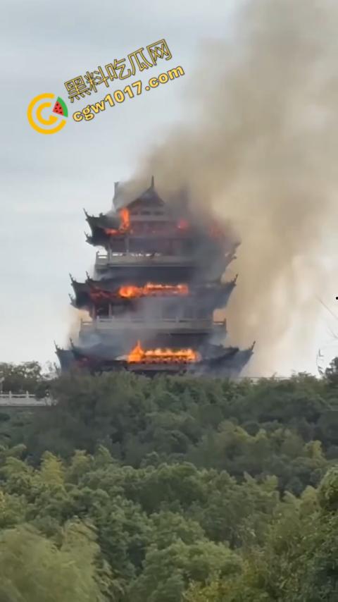 张家港凤凰山火焰翻腾:古寺在烈火中化为飞灰,黑烟滚滚,古建焦黑,无情怒火吞噬文化遗珍,可怕景象令人心碎-10