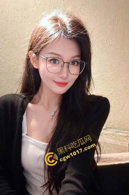 嫂子性感新衣迷人,白丝勾魂一夜癫狂,门开欲望乱飞射,极致快感让两人都难以自持-1