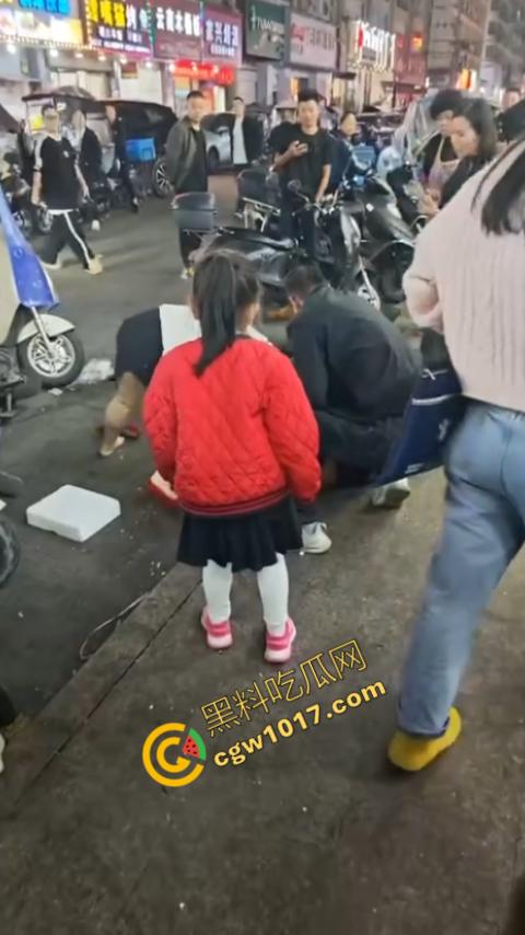 热闹龙港夜市：原配大战小三，血雨腥风惊百客围观！温州最疯狂烧烤摊街头对决，拳风猛烈，头发乱飞，争风吃醋，看个痛快！-3