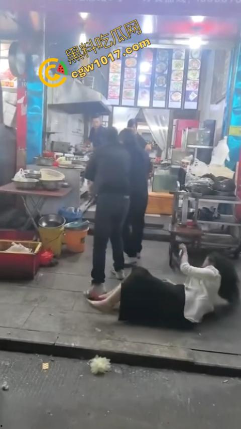 热闹龙港夜市：原配大战小三，血雨腥风惊百客围观！温州最疯狂烧烤摊街头对决，拳风猛烈，头发乱飞，争风吃醋，看个痛快！-7