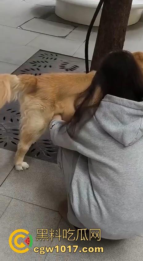 现在的人都这么阴到没边了吗？普通的帮男友打飞机不够刺激，现在流行帮狗打飞机了是吧，每天打几次狗也顶不住！-4