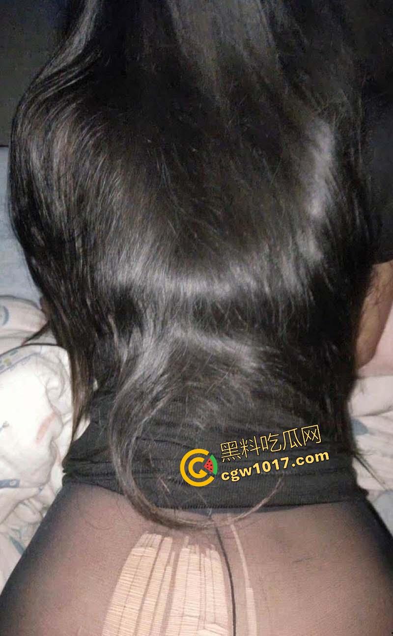 年轻小妈黑丝勾引，主动聊骚性感诱惑，像发了情的母狗一样主动骑乘，老爸酒醉在隔壁喊的更凶，无比刺激！-9