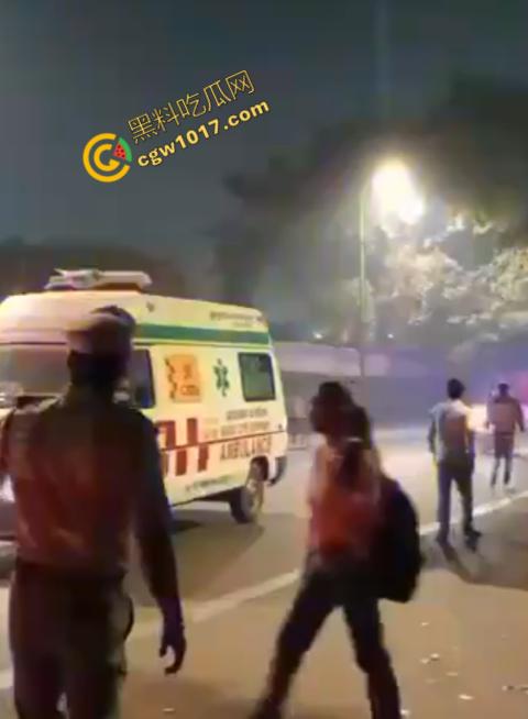 印度新德里景区爆炸震惊世人,鲜血渗透街道,8人当场死亡,惨烈火光照亮恐怖夜空,如同地狱修罗场!-1