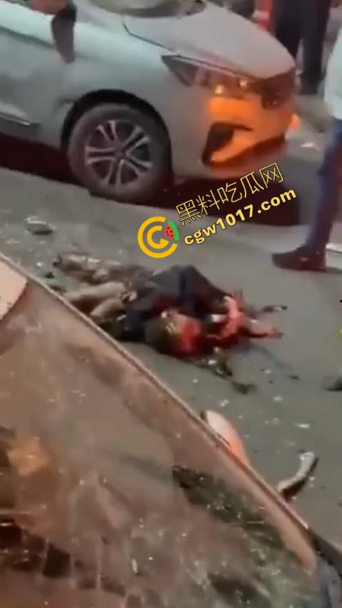 印度新德里景区爆炸震惊世人,鲜血渗透街道,8人当场死亡,惨烈火光照亮恐怖夜空,如同地狱修罗场!-7